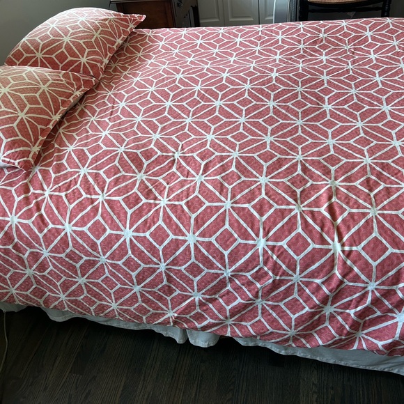 Trina Turk Queen bedspread with two standard pillow shams and one matching sheet - Picture 1 of 9